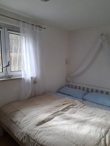 Doppelbett in einem Schlafzimmer